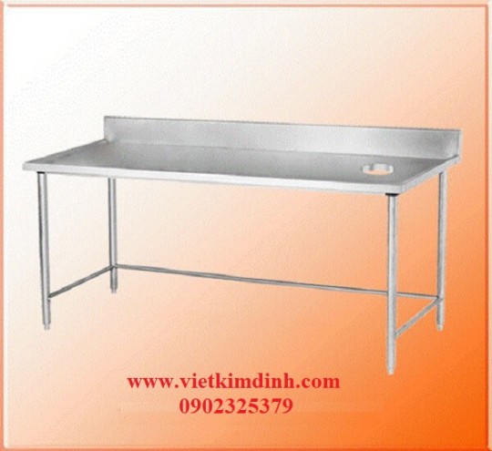 Bàn inox có lễ xả rác bên phải có gáy